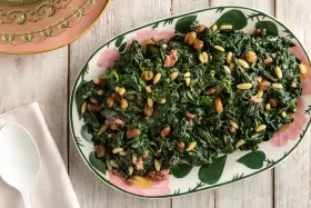 Spinaci saltati con pinoli e uvetta, un modo gustoso per imparare come cucinare gli spinaci.