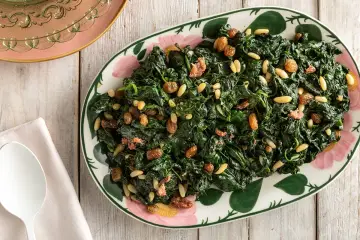 Spinaci saltati con pinoli e uvetta, un modo gustoso per imparare come cucinare gli spinaci.