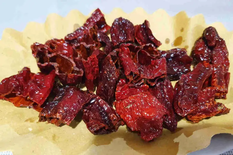 Peperoni cruschi croccanti, perfetti per tante ricette. Un'esplosione di sapore e tradizione lucana.