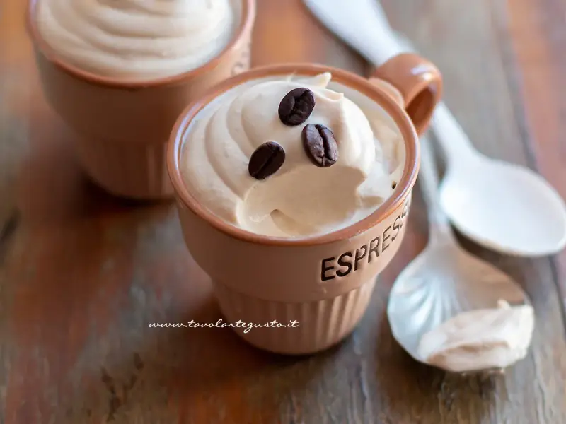 Crema di caffè soffice e golosa, perfetta per ogni momento. Scopri come fare la crema di caffè in modo semplice e veloce.